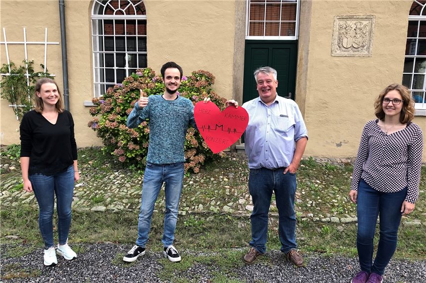 Kostenlos und draußen: Kamener Musical-Verein lädt zum Spendenkonzert auf Schloss Heeren Die Musicollective-Vorstandsmitglieder Ann-Sophie Schubert, Robin Lindemann, Paula John (v.l.) mit Christian von Plettenberg (2. v.r.). Von Plettenberg und der Verein stellen am Sonntag, den 27. September gemeinsam ein Open-Air-Konzert vor der Kulisse des Heerener Schlosses auf die Beine.