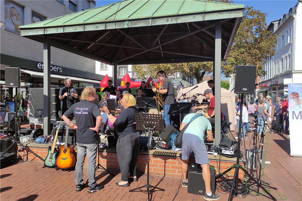 Herbst-Markt und Handwerk-Herbst: Volles Haus in der City Die Musikschule der Stadt Lünen war auch vertreten.