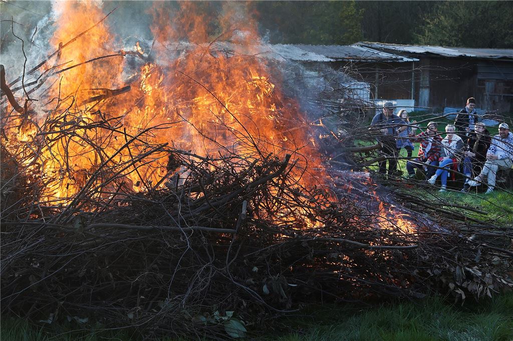 Osterfeuer Kamen Bergkamen Ostern 2025 Feuer Brauchturm Kirche Soziales Nachbarschaft