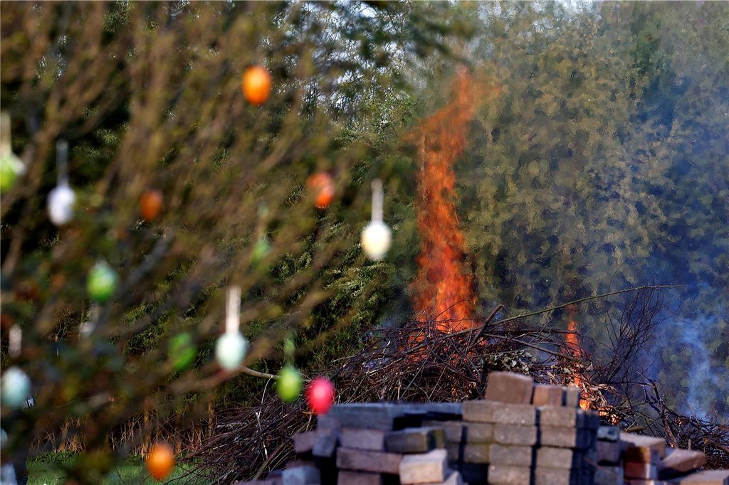 Osterfeuer Kamen Bergkamen Ostern 2025 Feuer Brauchturm Kirche Soziales Nachbarschaft