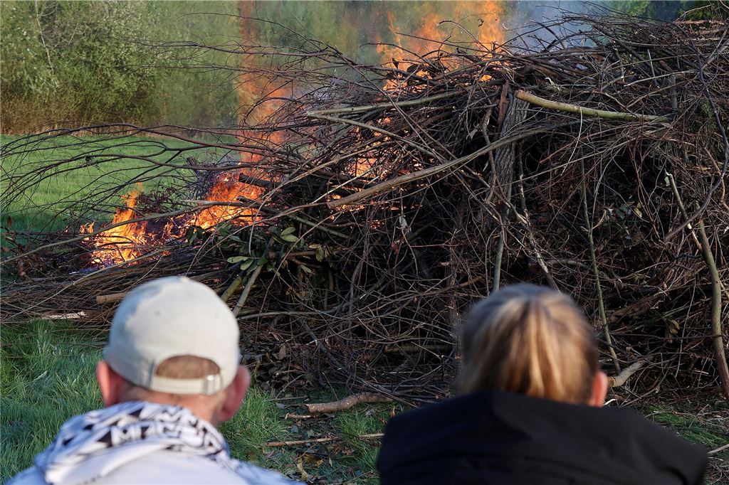 Ein Osterfeuer brennt bei der Nachbarschaftsgemeinschaft an der Hansastraße in Bergkamen-Overberge.