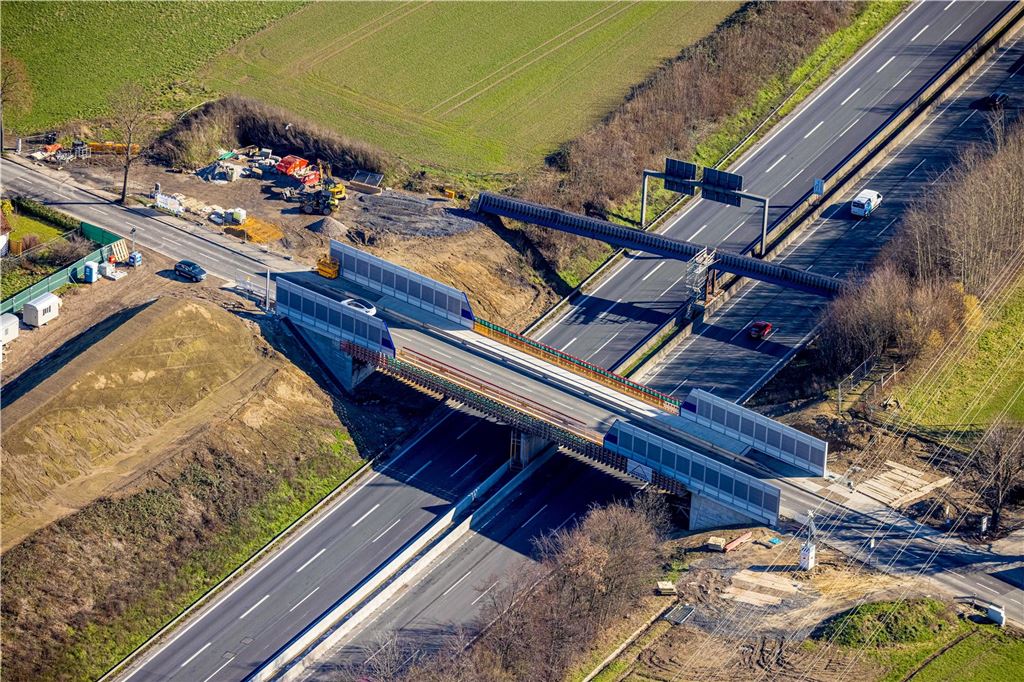 B1-Brücke am schlechtesten bewertet: „Sorgenkinder“ auch an A1 und A44 Das Luftbild zeigt die Bauarbeiten an der A44-Brücke an der Hertingerstraße im Jahr 2022 in Unna.