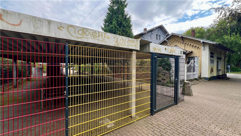 Neue Fahrradstation am Bahnhof Königsborn wirft Fragen auf Die neue Fahrradabstellanlage in Königsborn: Im Hintergrund ist das Bahnhofsgebäude zu sehen.