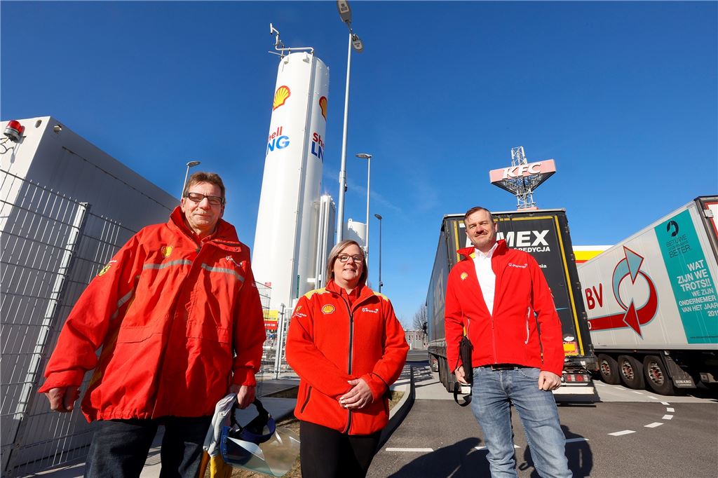 Tanken bei minus 162 Grad, um den Spritpreisen ein Schnippchen zu schlagen Die neue LNG-Tankstelle im Kamen-Karree wird schon gut genutzt. Das beobachten (v.l.) Thomas Kolkmann (Pächter der benachbarten Tankstelle), Kyra Schulz (Stationsleiterin) und Bezirksleiter Michael Sacré.
