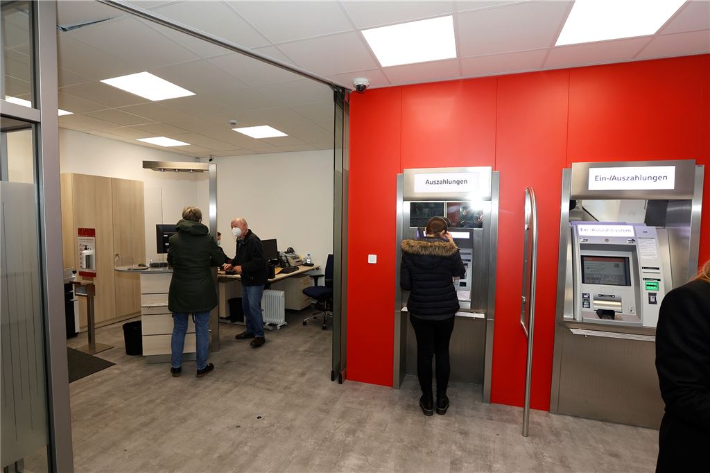 Neue Sparkasse in Heeren: So sieht sie von innen aus, so öffnet sie Die neue Sparkasse in Heeren-Werve: Rechts der Selbstbedienungsbereich, der zwischen 5 und 24 Uhr geöffnet hat, links die Geschäftsstelle, die durch eine Glasschiebetür geschlossen werden kann.