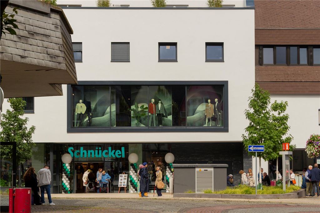 Modern fit für die Zukunft Modehaus Schnückel Unna neue Visitenkarte Neue Fassade Modehaus Schnückel in Unna