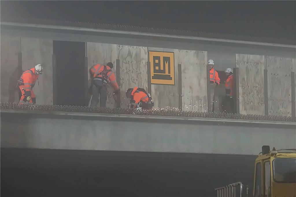 Kranarbeiten an der A1-Brücke in Kamen.