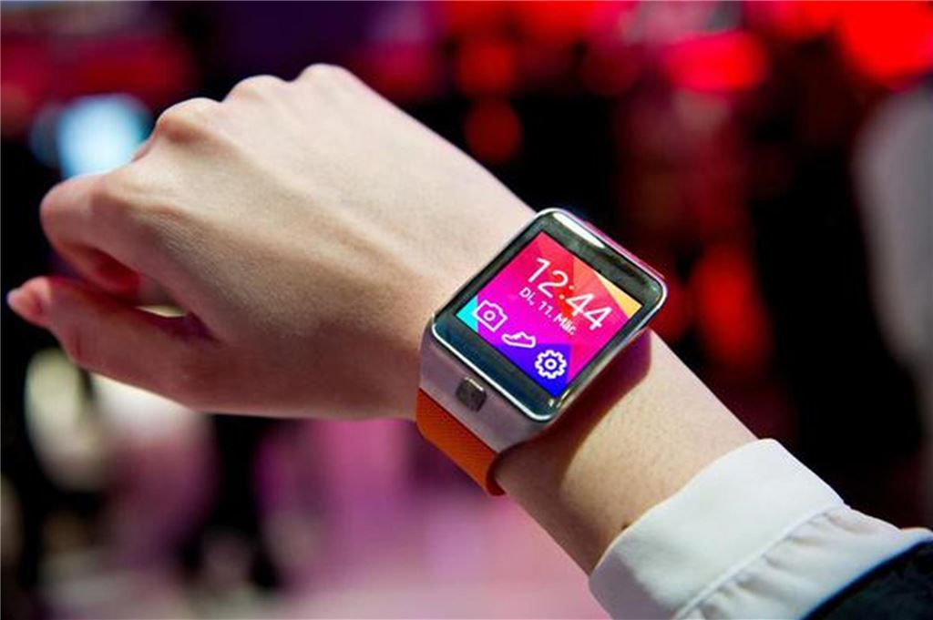 Immer erreichbar sein: Handys an Holzwickeder Grundschulen Eine Smartwatch mit flachem Bildschirm, Gummiband und Knopf. Sie wird am rechten Arm getragen und zeigt eine beliebige Uhrzeit an.