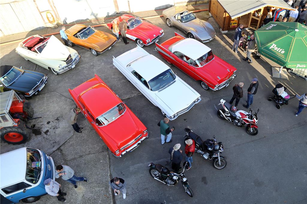 Veranstaltungen in Rünthe: Autos und Sport locken in den Stadtteil Oldtimer von oben fotografiert.