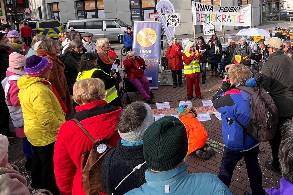 Kreis-AfD zieht gemischte Bundestagswahl-Bilanz Eine Demonstration der Omas gegen Rechts am Samstag, 15. Februar 2025, in Unna, die sich gegen die AfD richtet.