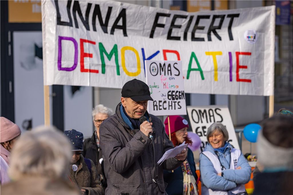 Kundgebung "Unna feiert Demokratie" der Omas gegen Rechts in Unna
