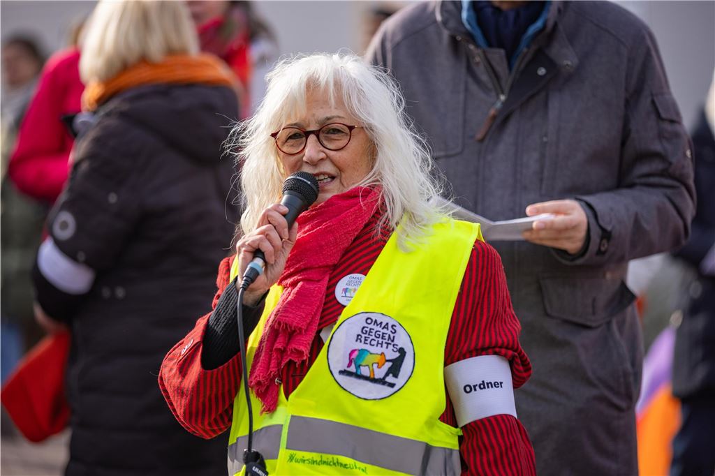 Kundgebung "Unna feiert Demokratie" der Omas gegen Rechts in Unna