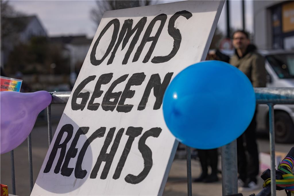 Kundgebung "Unna feiert Demokratie" der Omas gegen Rechts in Unna