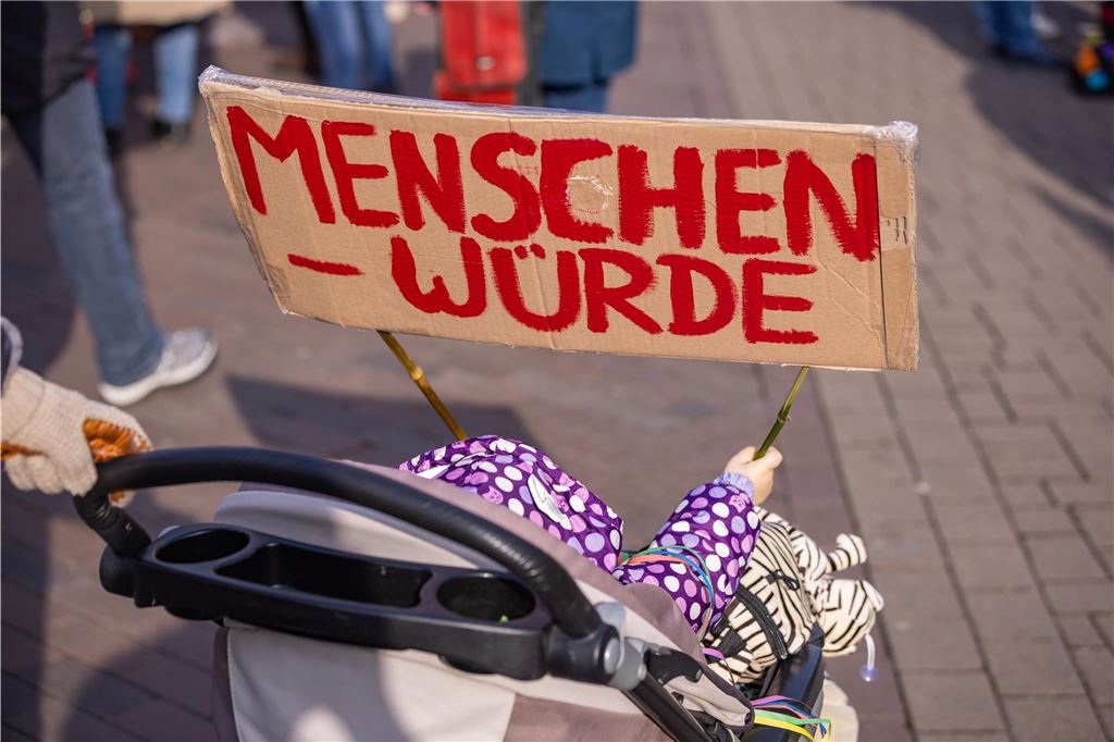 Kundgebung "Unna feiert Demokratie" der Omas gegen Rechts in Unna