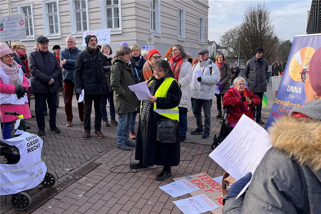 Kundgebung "Unna feiert Demokratie" der Omas gegen Rechts in Unna