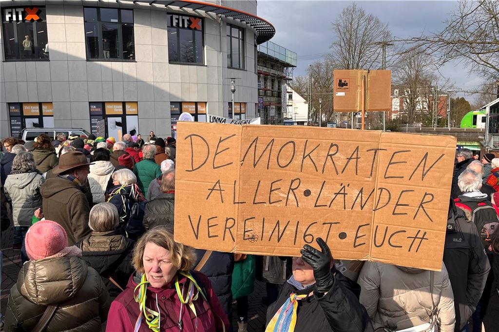 Kundgebung "Unna feiert Demokratie" der Omas gegen Rechts in Unna