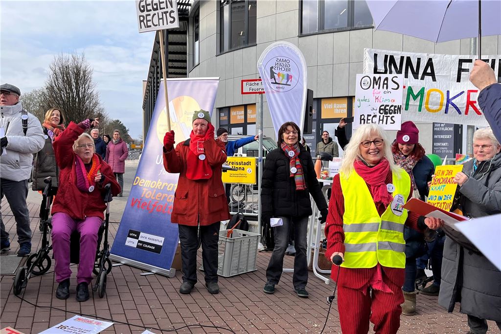 Kundgebung "Unna feiert Demokratie" der Omas gegen Rechts in Unna