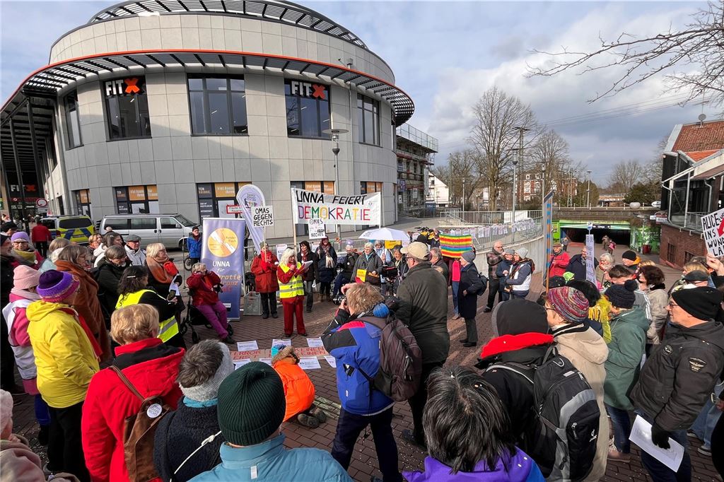 Kundgebung "Unna feiert Demokratie" der Omas gegen Rechts in Unna