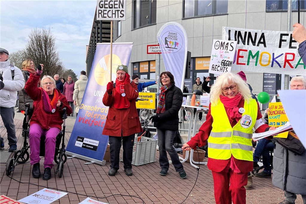 Kundgebung "Unna feiert Demokratie" der Omas gegen Rechts in Unna