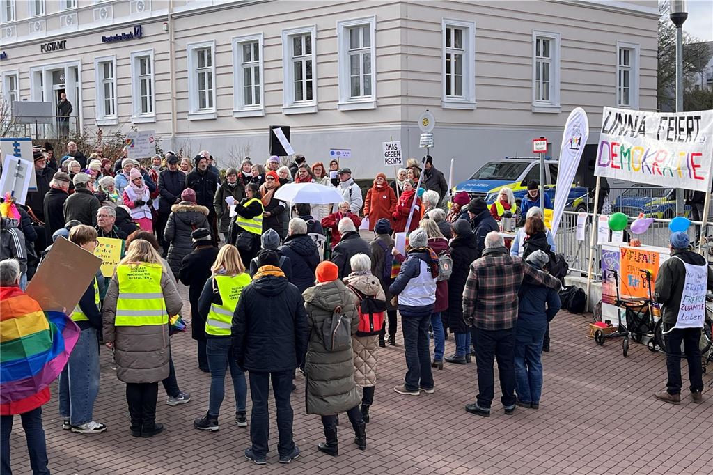Kundgebung "Unna feiert Demokratie" der Omas gegen Rechts in Unna