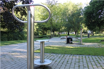 Die Outdoor-Sportgeräte wurden im Emscherpark schon vor einiger Zeit installiert. Nun möchte die FDP weitere in die Gemeinde bringen.