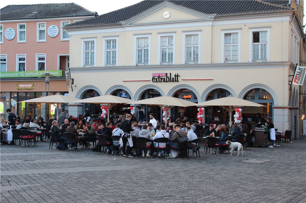 Freibier im Café Extrablatt in Unna zu besonderem Geburtstag Die Plätze im Café Extrablatt in Unna waren am Donnerstagabend (28. April) besonders begehrt.