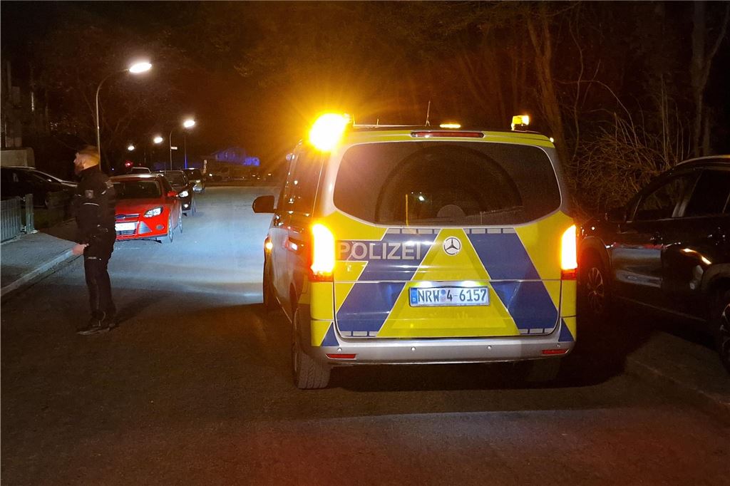 Im Video: Evakuierung in Kamen: Explosionsgefahr nach Lagerhallenbrand Ein Polizeiwagen bei der Evakuierung in Heeren-Werve