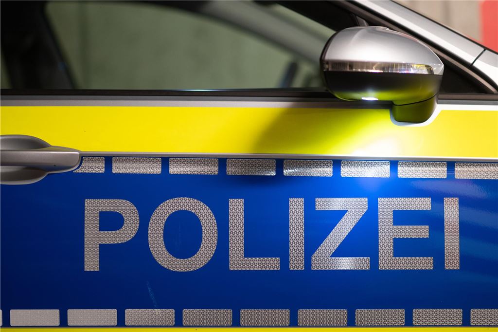 Autoknacker hatten Handwerkerfahrzeuge im Visier Polizei steht in silbernen Lettern auf einem Fahrzeug.