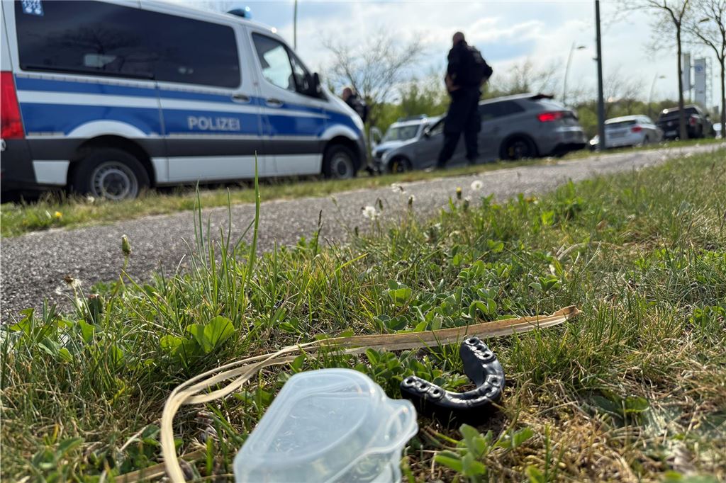 Vor BVB-Heimspiel gegen Gladbach: Polizei verhindert Massenschlägerei zwischen Problemfans Ein Mundschutz liegt auf einer Wiese im Gras.