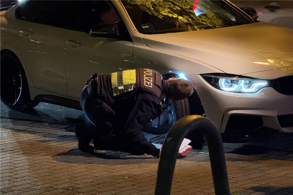 Die Polizei ist am "Car-Friday", dem Abend des Karfreitag (18.4.), verstärkt gegen die illegale Tuner-, Poser- und Raserszene vorgegangen. Dabei wurden viele Autos und Fahrer kontrolliert.