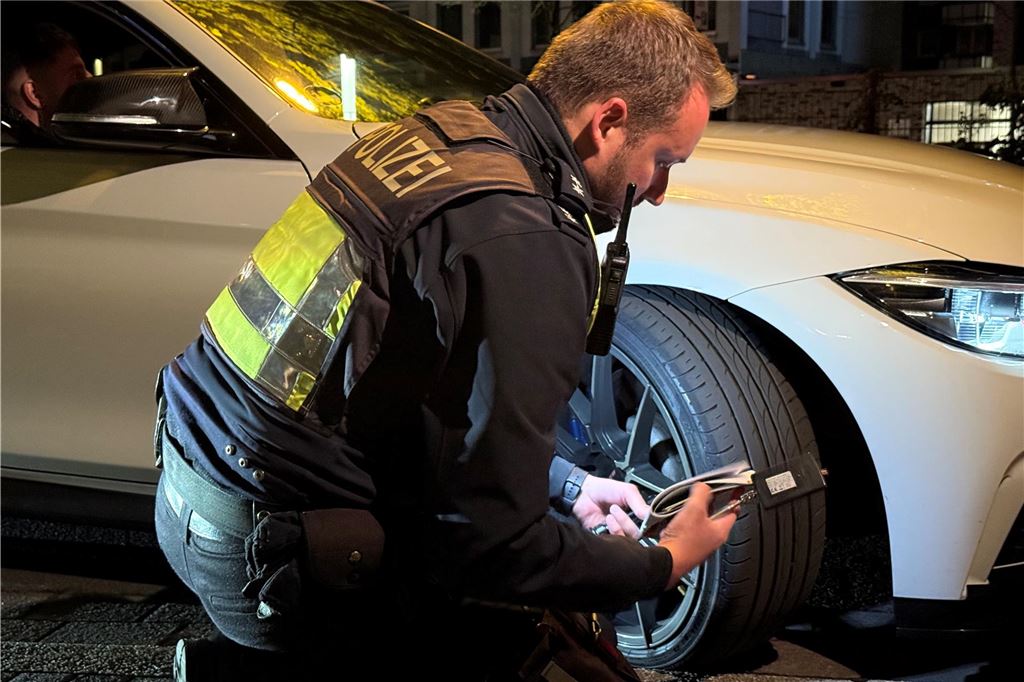 Die Polizei ist am "Car-Friday", dem Abend des Karfreitag (18.4.), verstärkt gegen die illegale Tuner-, Poser- und Raserszene vorgegangen. Dabei wurden viele Autos und Fahrer kontrolliert.