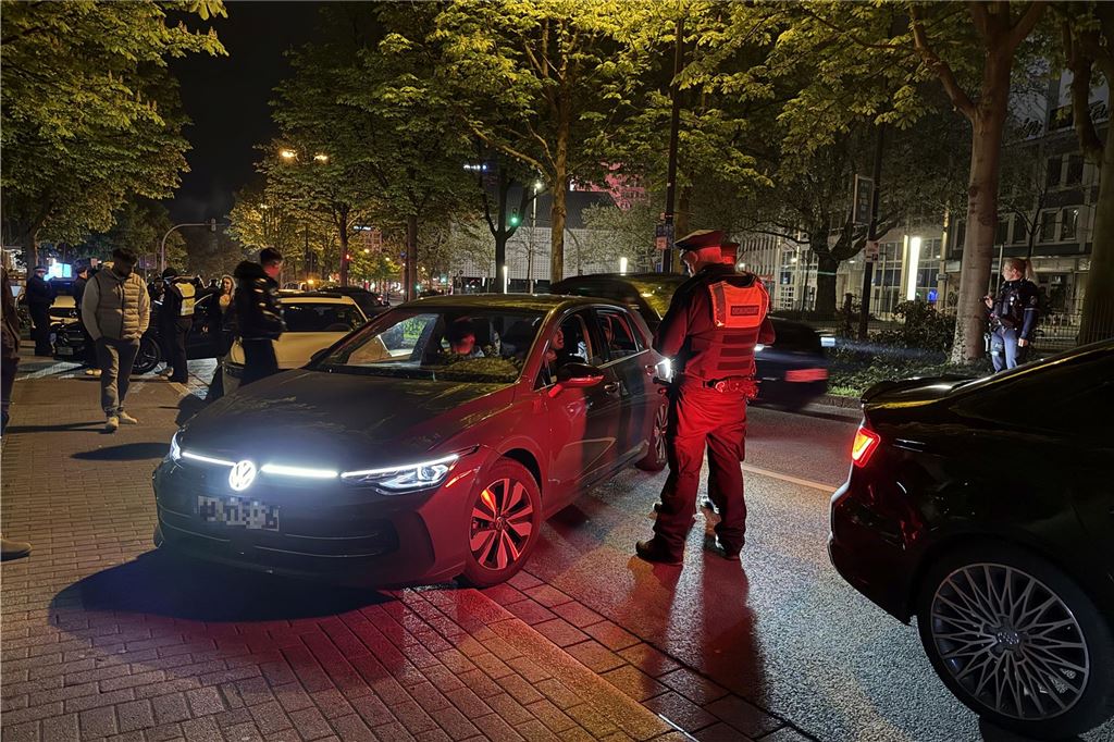 Die Polizei ist am "Car-Friday", dem Abend des Karfreitag (18.4.), verstärkt gegen die illegale Tuner-, Poser- und Raserszene vorgegangen. Dabei wurden viele Autos und Fahrer kontrolliert.