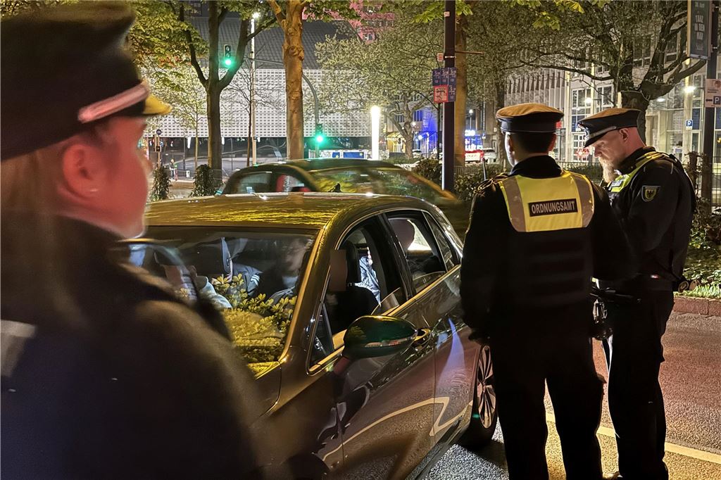 Die Polizei ist am "Car-Friday", dem Abend des Karfreitag (18.4.), verstärkt gegen die illegale Tuner-, Poser- und Raserszene vorgegangen. Dabei wurden viele Autos und Fahrer kontrolliert.