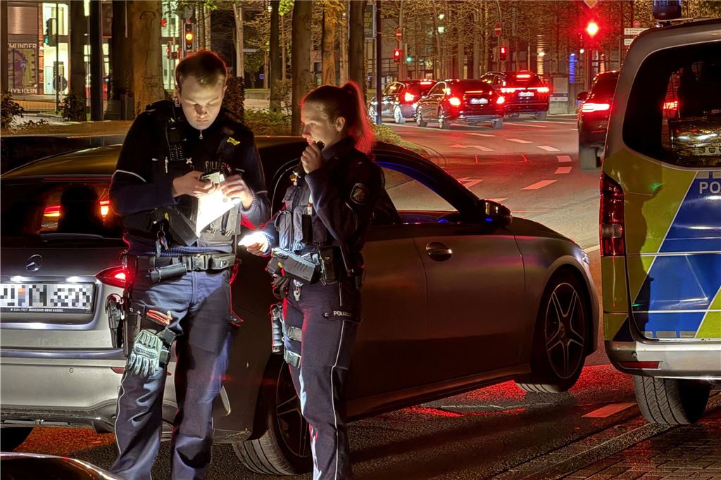 Die Polizei ist am "Car-Friday", dem Abend des Karfreitag (18.4.), verstärkt gegen die illegale Tuner-, Poser- und Raserszene vorgegangen. Dabei wurden viele Autos und Fahrer kontrolliert.