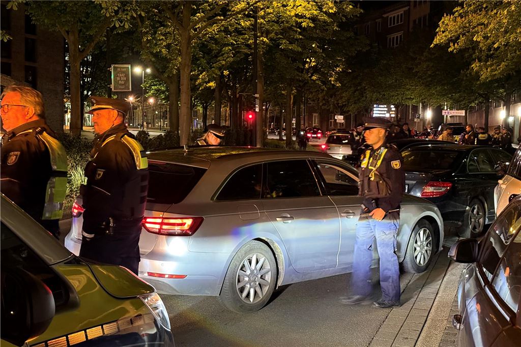 Die Polizei ist am "Car-Friday", dem Abend des Karfreitag (18.4.), verstärkt gegen die illegale Tuner-, Poser- und Raserszene vorgegangen. Dabei wurden viele Autos und Fahrer kontrolliert.