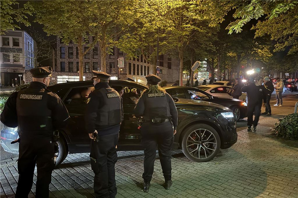 Die Polizei ist am "Car-Friday", dem Abend des Karfreitag (18.4.), verstärkt gegen die illegale Tuner-, Poser- und Raserszene vorgegangen. Dabei wurden viele Autos und Fahrer kontrolliert.