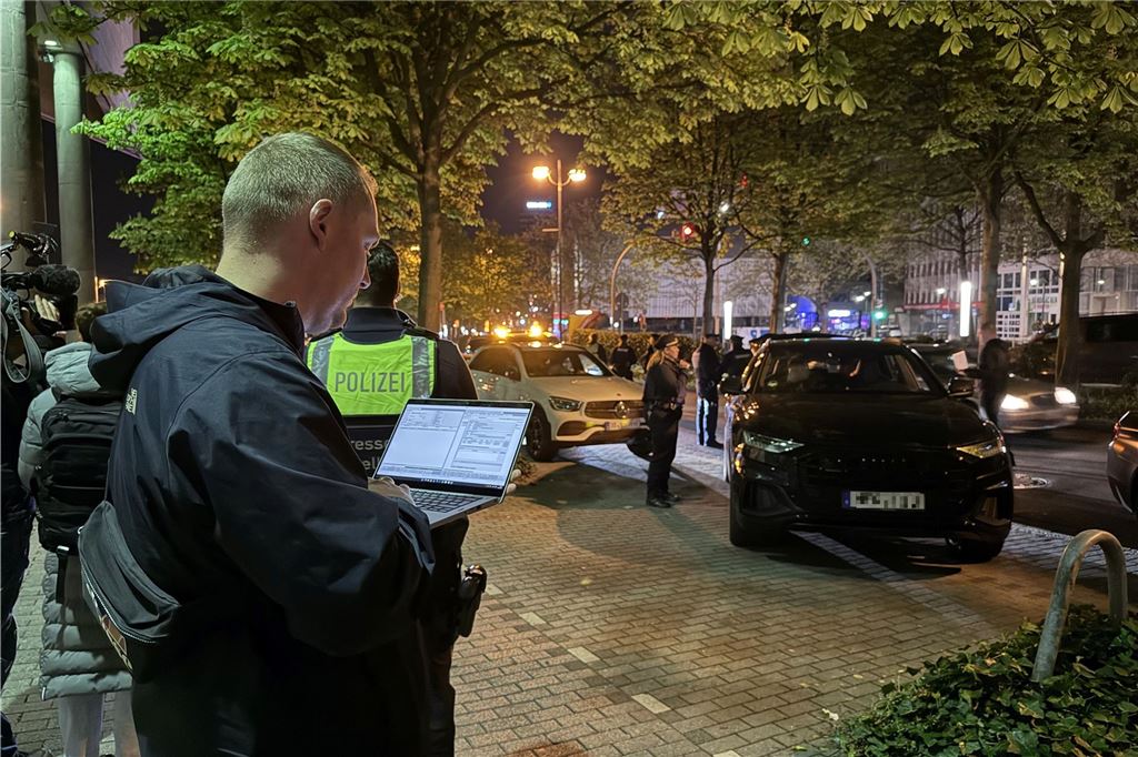 Die Polizei ist am "Car-Friday", dem Abend des Karfreitag (18.4.), verstärkt gegen die illegale Tuner-, Poser- und Raserszene vorgegangen. Dabei wurden viele Autos und Fahrer kontrolliert.