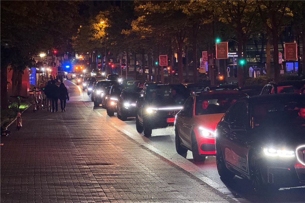 Die Polizei ist am "Car-Friday", dem Abend des Karfreitag (18.4.), verstärkt gegen die illegale Tuner-, Poser- und Raserszene vorgegangen. Dabei wurden viele Autos und Fahrer kontrolliert.