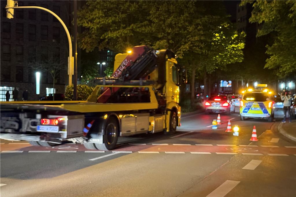 Die Polizei ist am "Car-Friday", dem Abend des Karfreitag (18.4.), verstärkt gegen die illegale Tuner-, Poser- und Raserszene vorgegangen. Dabei wurden viele Autos und Fahrer kontrolliert.
