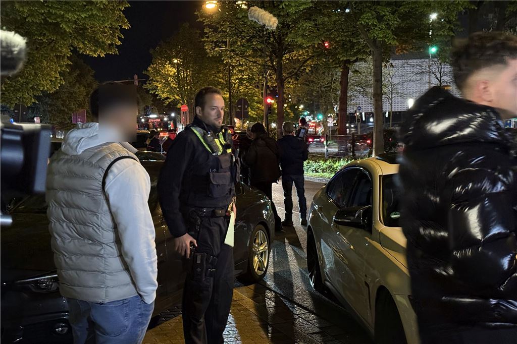 Die Polizei ist am "Car-Friday", dem Abend des Karfreitag (18.4.), verstärkt gegen die illegale Tuner-, Poser- und Raserszene vorgegangen. Dabei wurden viele Autos und Fahrer kontrolliert.