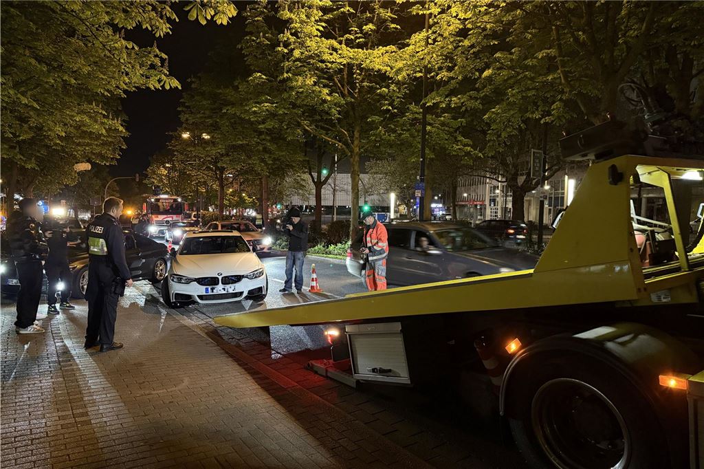 Die Polizei ist am "Car-Friday", dem Abend des Karfreitag (18.4.), verstärkt gegen die illegale Tuner-, Poser- und Raserszene vorgegangen. Dabei wurden viele Autos und Fahrer kontrolliert.