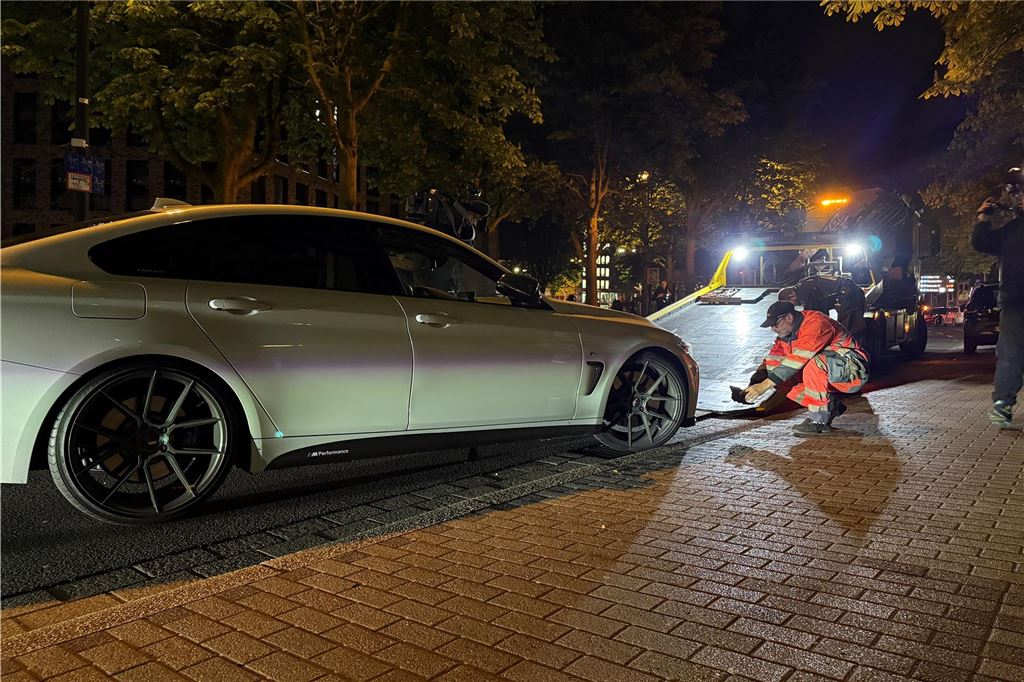 Die Polizei ist am "Car-Friday", dem Abend des Karfreitag (18.4.), verstärkt gegen die illegale Tuner-, Poser- und Raserszene vorgegangen. Dabei wurden viele Autos und Fahrer kontrolliert.