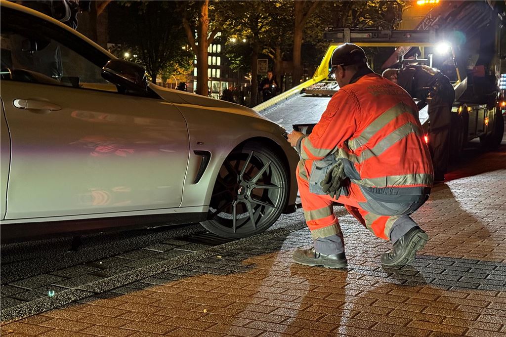 Die Polizei ist am "Car-Friday", dem Abend des Karfreitag (18.4.), verstärkt gegen die illegale Tuner-, Poser- und Raserszene vorgegangen. Dabei wurden viele Autos und Fahrer kontrolliert.