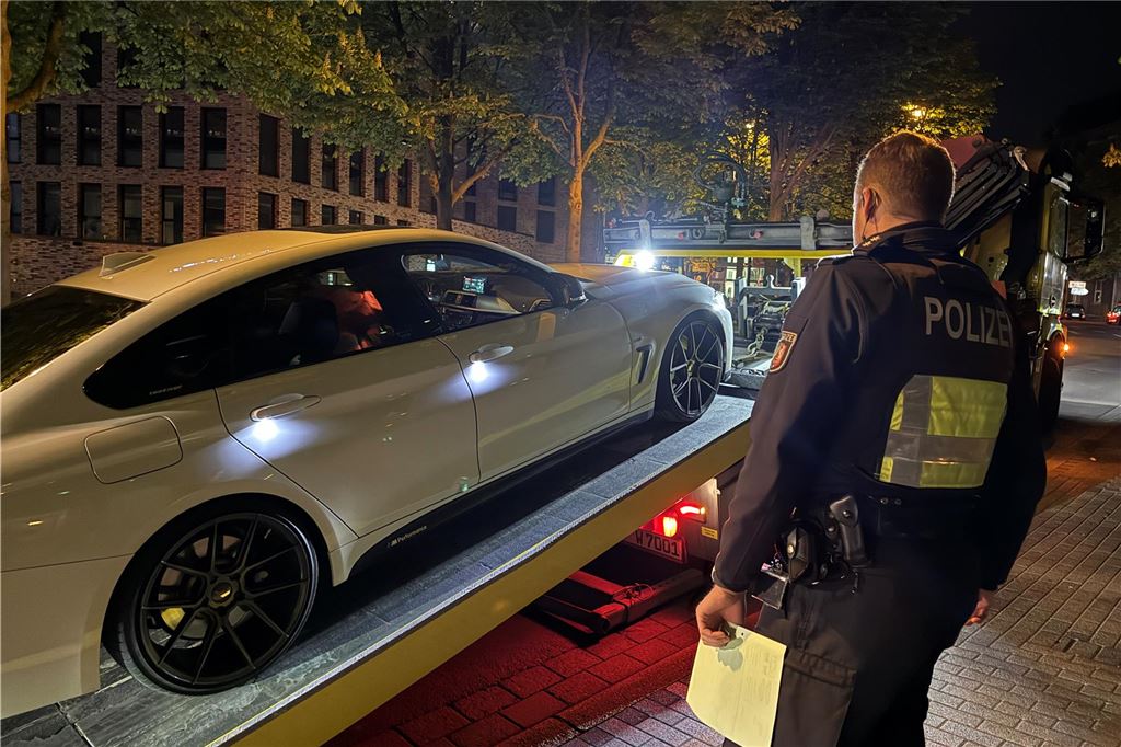 Die Polizei ist am "Car-Friday", dem Abend des Karfreitag (18.4.), verstärkt gegen die illegale Tuner-, Poser- und Raserszene vorgegangen. Dabei wurden viele Autos und Fahrer kontrolliert.