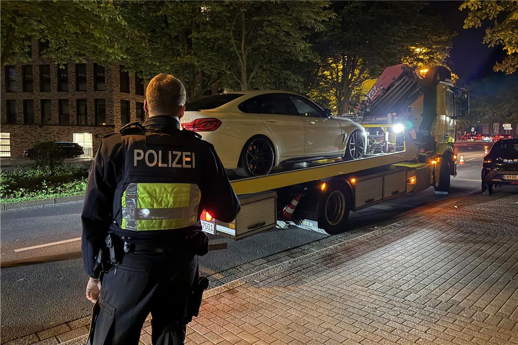 Die Polizei ist am "Car-Friday", dem Abend des Karfreitag (18.4.), verstärkt gegen die illegale Tuner-, Poser- und Raserszene vorgegangen. Dabei wurden viele Autos und Fahrer kontrolliert.