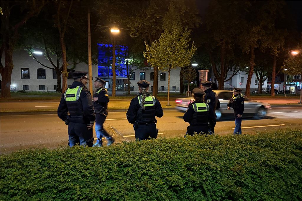 Die Polizei ist am "Car-Friday", dem Abend des Karfreitag (18.4.), verstärkt gegen die illegale Tuner-, Poser- und Raserszene vorgegangen. Dabei wurden viele Autos und Fahrer kontrolliert.