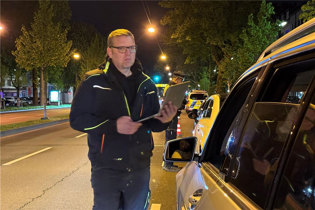 Die Polizei ist am "Car-Friday", dem Abend des Karfreitag (18.4.), verstärkt gegen die illegale Tuner-, Poser- und Raserszene vorgegangen. Dabei wurden viele Autos und Fahrer kontrolliert.