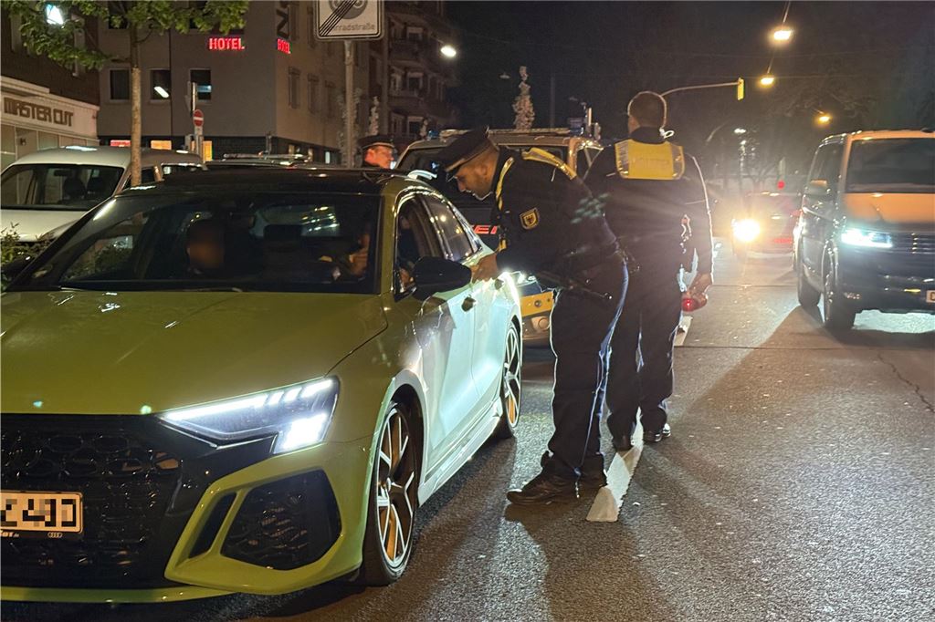 Die Polizei ist am "Car-Friday", dem Abend des Karfreitag (18.4.), verstärkt gegen die illegale Tuner-, Poser- und Raserszene vorgegangen. Dabei wurden viele Autos und Fahrer kontrolliert.