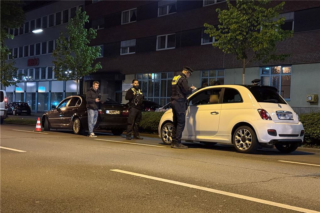 Die Polizei ist am "Car-Friday", dem Abend des Karfreitag (18.4.), verstärkt gegen die illegale Tuner-, Poser- und Raserszene vorgegangen. Dabei wurden viele Autos und Fahrer kontrolliert.