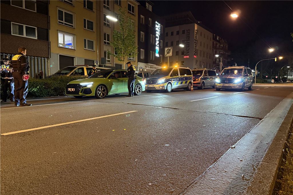 Die Polizei ist am "Car-Friday", dem Abend des Karfreitag (18.4.), verstärkt gegen die illegale Tuner-, Poser- und Raserszene vorgegangen. Dabei wurden viele Autos und Fahrer kontrolliert.